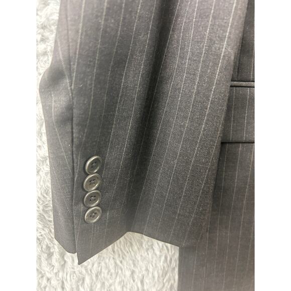 Brooks Brothers 1818 Collection men’s blazer in a gray pinstripe wool - Picture 15 of 16